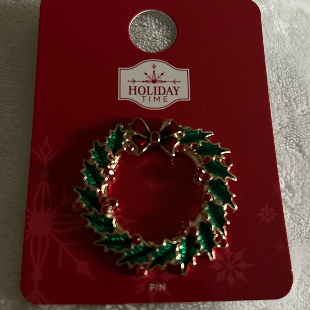 Holiday wreath pin